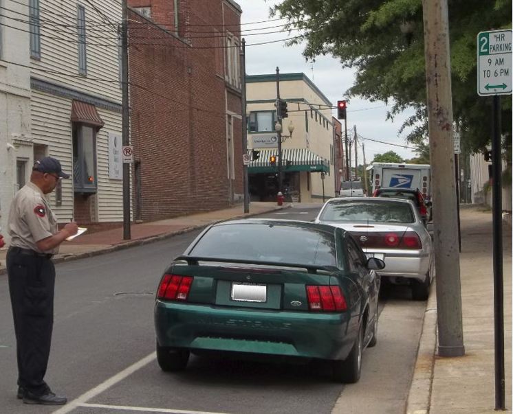 停车执法 Officer Writing out a Ticket for Improperly Parked Mustang