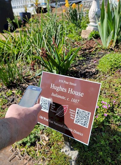Marker with QR code on Pine Street property